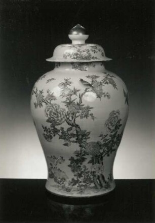 Große Deckelvase (China, 1723/1735, Regierungsperiode Yongzheng; Porzellan; Aufglasurmalerei; Höhe 84,5 cm; Staatliche Kunstsammlungen Dresden (SKD)