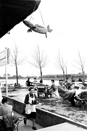 Gaststättenbetrieb in der "Fischerhütte" am Rhein bei Maxau.