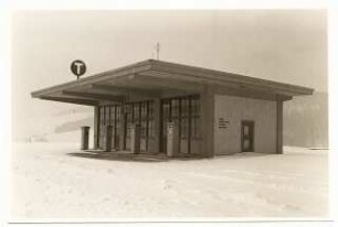 Tankstelle Kirchheim-Aulatal: Vorderansicht der Tankstelle im Schnee