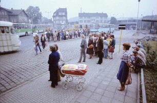Eisenach. Busbahnhof. Wartende an der Haltestelle zur Abfahrt nach Creuzburg