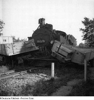 Technikgeschichte | Verkehr | Schienenverkehr | Bahnkörper |Zusammenstoß Lokomotive mit Lastzug, um 1932