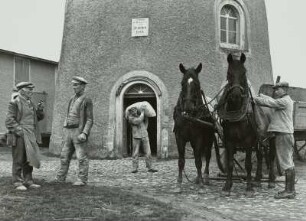 Turmholländerwindmühle Pahrenz bei Prausitz, erbaut 1889, Müller und Mitarbeiter vor der Mühle