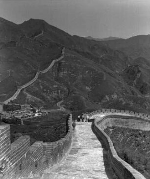 Besucher auf der Chinesischen Mauer mit Blick in die Berglandschaft