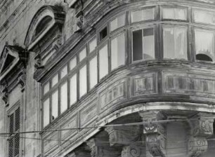 Typisches Stadtbild in Valetta, hier der verglaste Balkon am Großmeister Palast