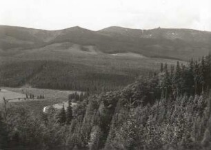 Polnisches Riesengebirge. Blick von der Bismarckhöhe nordwestlich Agnetendorf zum Riesengebirgskamm. Von l.n.r.: Agnetendorfer Schneegrube, Große Sturmhaube, Hohes Rad, Große und Kleine Schneegrube mit Schneegrubenbaude