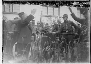 Erntedankfest in Sigmaringen 1933; Redner vor Mikrophon; Fahnenträger der Kreisbauernschaft Sigmaringen; im Hintergrund SA