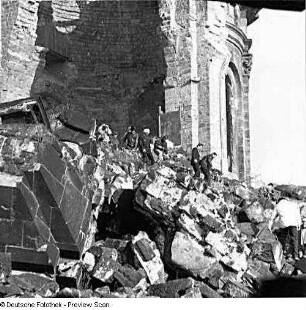 Dresden-Altstadt. Ruine der Frauenkirche während ihrer archäologischen Enttrümmerung. Besuchergruppe auf dem Trümmerhaufen
