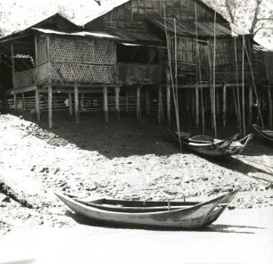 Burma (Birma). Bambushäuser auf Pfählen in einem Dorf am Rangun-Fluß