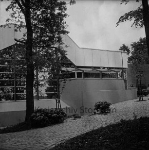 Hallenbad [später Travebad-Schwimmhalle]: Konrad-Adenauer-Ring: vorn Weg und Grünanlage