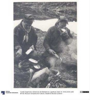 Samen bei der Mahlzeit am Lagerfeuer