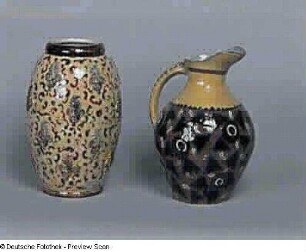 Vase und Krug : Vase und Krug. Irdenware, Engobe, bemalt und glasiert, Reliefauflagen; Höhe 25 cm und Höhe 24,7 cm (1. V. 20. Jh.; K. Feuerriegel). Museum im Schloß Frohburg V 405/95, V 406/95