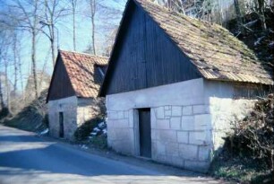 Kellerhäuser an einem Hang der Hauptstraße