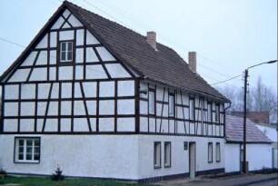 Gebäude der Gemeindeverwaltung; vorgeblendetes Fachwerk;