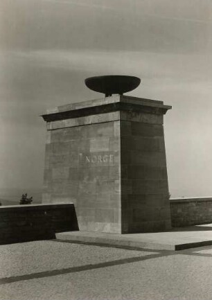 Weimar. Nationale Gedenkstätte Buchenwald auf dem Ettersberg. Straße der Nationen. Pylon mit Flammenschale "Norwegen"