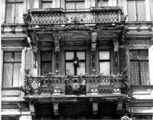 Görlitz-Altstadt, Augustastraße 19. Wohnhaus (um 1895). Balkone (1. und 2. Obergeschoß)
