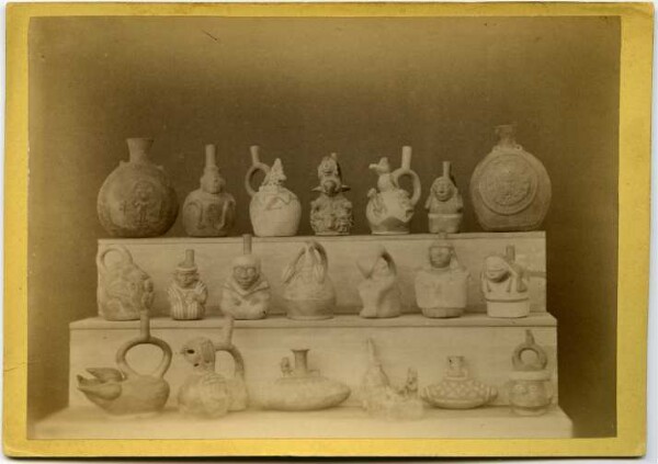 Récipients et vases à étrier (collection de Brême)