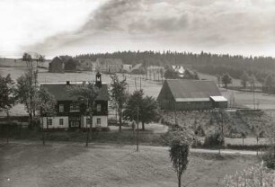 Neue Schule und Dorfhaus in Tellerhäuser : Neue Schule und Dorfgemeinschaftshaus in Tellerhäuser. Blick von Südosten