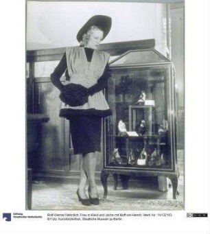 Frau in Kleid und Jacke mit Muff von Henrik
