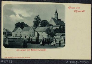 Wilsdruff, Häuser und Brunnen Am Anger, im Hintergrund die Kirche St. Jacobi