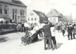 Maibaumwerfen in Radibor : Ort: Radwor / Radibor. Maibaumwerfen, die jungen Männer beim Wettlauf zum Baumgipfel, nachdem er geworfen wurde, der Sieger wird zum Maikönig ernannt