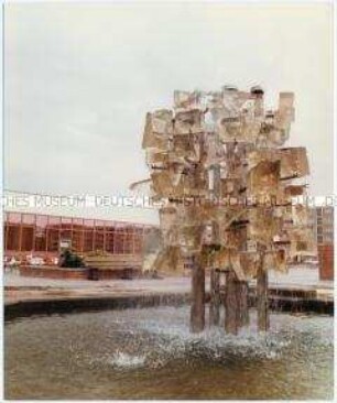 Springbrunnen in der Plattenbausiedlung von Lubmin, aus: Fotomappe zum Bau des Kernkraftwerkes Nord in Lubmin