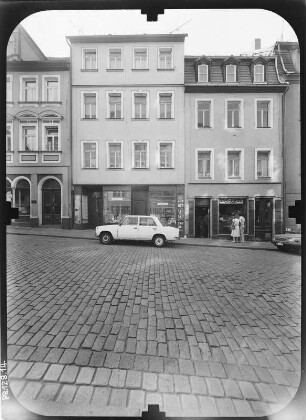Gera, Große Kirchstraße. Wohnhäuser mit Läden. Straßenfront