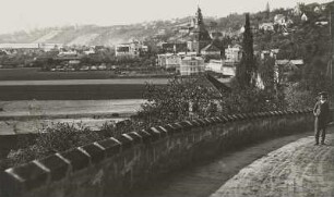 Blick von der Calberlastraße auf Loschwitz : Dresden-Loschwitz. Calberlastraße. Blick über die Pillnitzer Landstraße mit Pfarrkirche gegen die Albrechtsschlösser nach nach Nordwesten