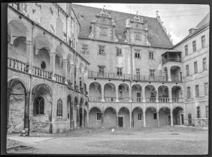 Innenhof mit Arkaden