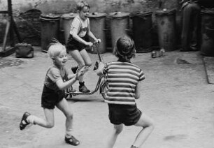 Spielende Kinder in einem Hinterhof