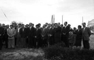 Majadahonda (Spanien): Gruppe vor dem Grab; Mota y Marin