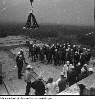Baukomplex Stübelallee, Fucikplatz (Baustelle, Straßenkreuzung, Skulptur, Pläne, Modell)