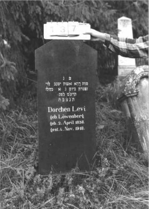 Grabstein 137 (Index: 100106382) Material: Granit Zustand: gut Maße HxBxT: 132x49x19 cm Beschreibung: Stele mit Giebelabschluß, Sockel: Grabstein 137