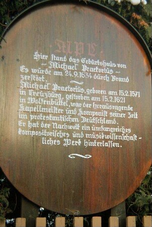 Info-Schild, das auf das Geburtshaus des Komponisten und Kapellmeisters Michael Praetorius hinweist