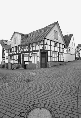 Wohnhaus; Helsa, Kirchplatz 4