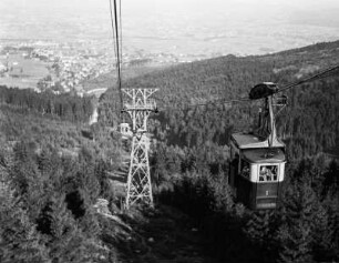 Jeschken, Seilbahn : Reichenberg (Liberec/Tschechische Republik). Seilbahn zum Jeschken (Ještěd). Blick ins Tal