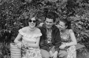 Renate Rössing (links) und das Ehepaar Bartsch auf einer Bank im Park des Belvedere in Weimar
