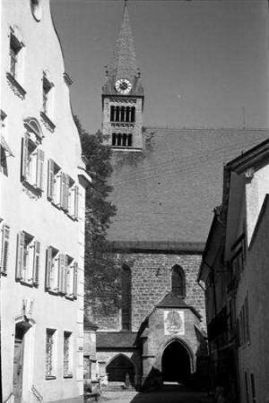 Laufen, Salzach: Stiftskirche von der Gasse aus