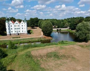 Ahrensburg: Schloß Ahrensburg mit Schloßteich rechts
