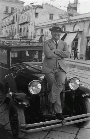 Reisefotos Italien. Sizilien. Palermo. Deutscher Schiffsreisender auf einem Automobil (Hapag 13) sitzend