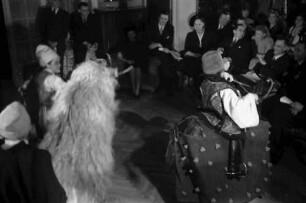 Bukarest: Rumänisches Adventsspiel, Reigen von Mitgliedern der Deutschen Botschaft
