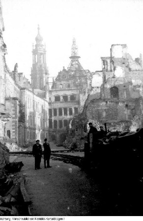 Dresden, Altstadt. Enttrümmerung im Gebiet Zwinger / Residenzschloß mit Feldbahn ("Trümmerbahn"), um 1952/1955