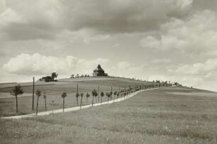 Erzgebirge. Der Schwartenberg (789 m) mit dem Unterkunftshaus des Erzgebirgsvereins von Osten
