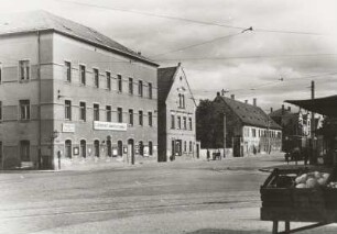 Dresden-Seidnitz. Bodenbacher Straße. Blick nach Osten zum ehem. Gasthof Seidnitz und zum Vierseithof (Nr. 99)