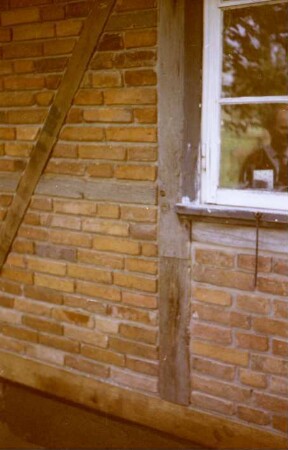 Beimoorweg (47): Fachwerkhaus mit Reetdach: bei Renovierung: Detailaufnahme: Gefache mit Ausmauerung, Fensterrahmen