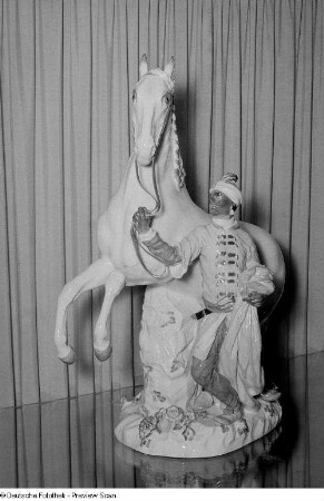 Porzellanfigur eines geführten Pferdes auf der Leipziger Frühjarsmesse