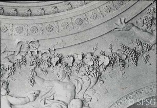 Berlin, Schloss Charlottenburg, Altes Schloss, Treppenhaus, R. 113 / R. 208, Detail des Deckengewölbes in Höhe der Lünetten, Herme mit Putten und Girlande.