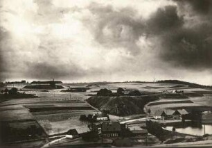 Schneeberg. Stadtteilansicht mit Haldenlandschaft