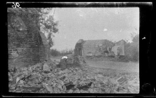 Bei Messines (=Mesen, Belgien), Wytsetate (=Wijtschate, Belgien),. Houthem (Belgien), Warneton (Dep. Nord, Frankreich) oder Loos (Dep. Nord, Frankreich): Ruine
