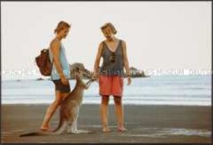 Zwei Mädchen mit Känguru am Strand (Prämiertes Foto)
