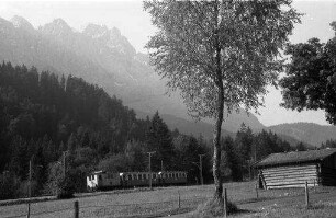 Eibsee: Straße nach Eibsee mit Zugspitzbahn [und Zugspitze]